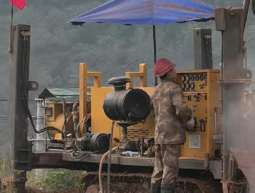 山區(qū)打深水井視頻（1）